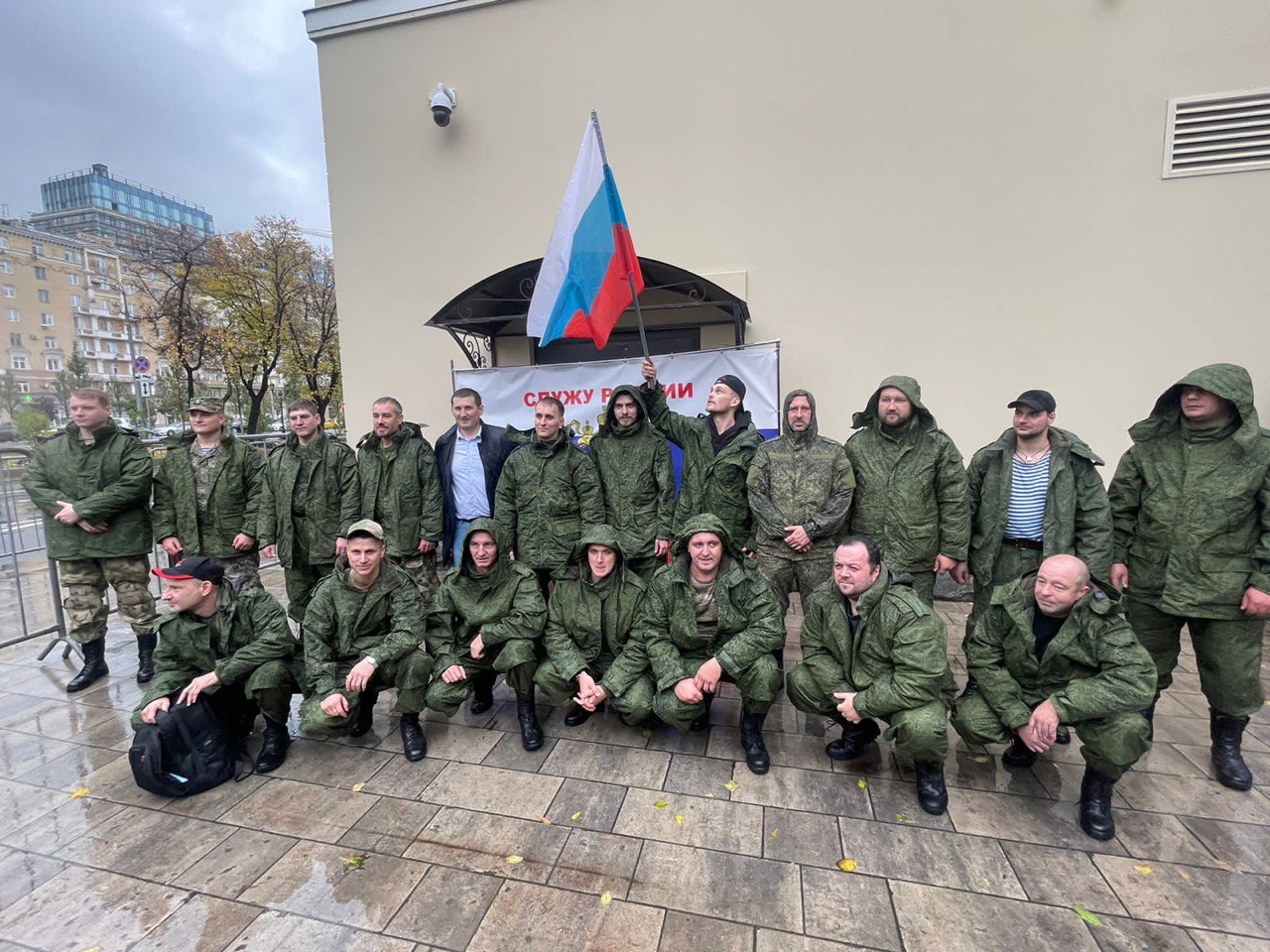 Ежедневно жители нашего района становятся частью воинского братства, вставших по приказу Родины на защиту ее чести и достоинства, ее свободы, ее народов. Желаем вам крепости духа в трудный час, взаимовыручки и выдержки.