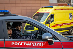 Росгвардейцы помогли упавшему с электровелосипеда на севере Москвы