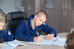 Без языковых барьеров: как Служба 112 Москвы готовит операторов группы лингвистической поддержки